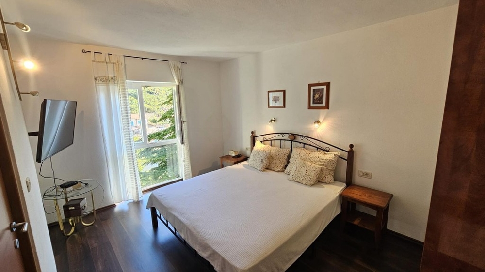 Zweites Schlafzimmer mit Einbauschrank und Fernseher