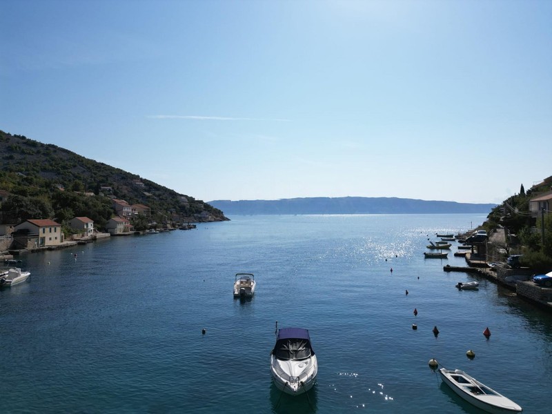 Bucht von Donja Klada mit Booten und Blick auf das offene Meer