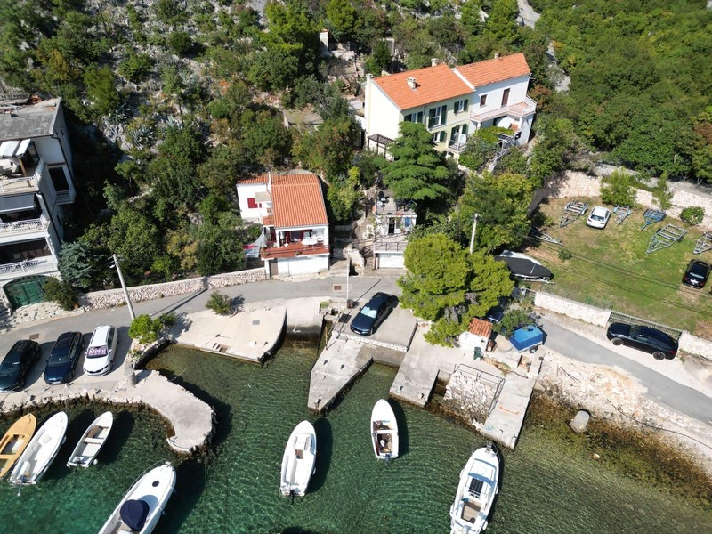 Luftaufnahme des Hauses in Klada an der Uferpromenade