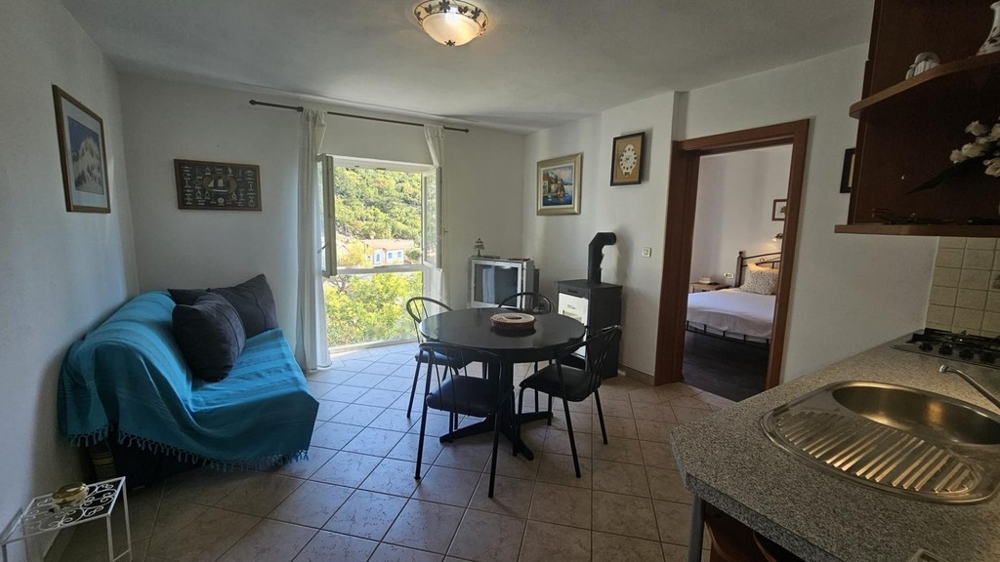 Wohnzimmer mit Sofa und Essbereich der Wohnung in Klada