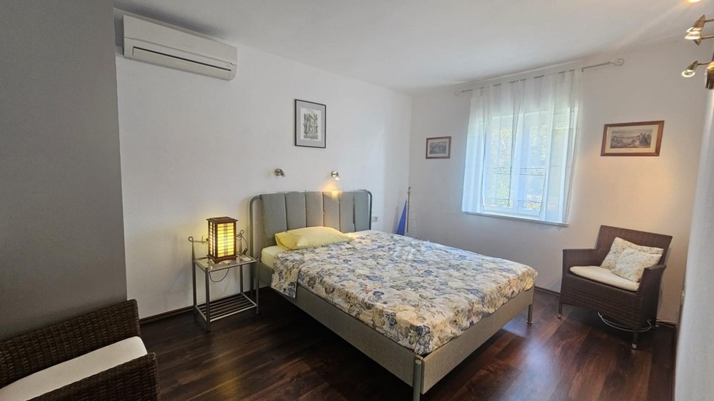Schlafzimmer mit Doppelbett und Klimaanlage