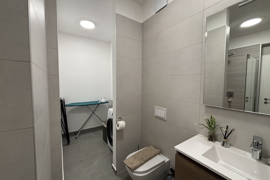 Badezimmer mit Toilette und Spiegel im Penthouse in Trogir