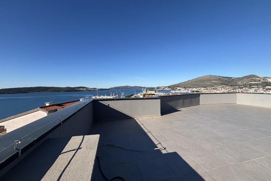 Dachterrasse des Penthouses mit Blick auf das Meer in Trogir