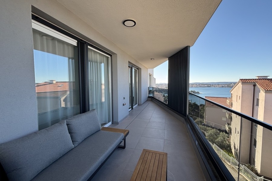 Überdachter Balkon mit Sitzbank und Meerblick in Trogir auf Ciovo