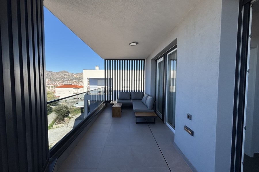 Balkon mit Sofa und Tisch im Penthouse in Trogir auf Ciovo
