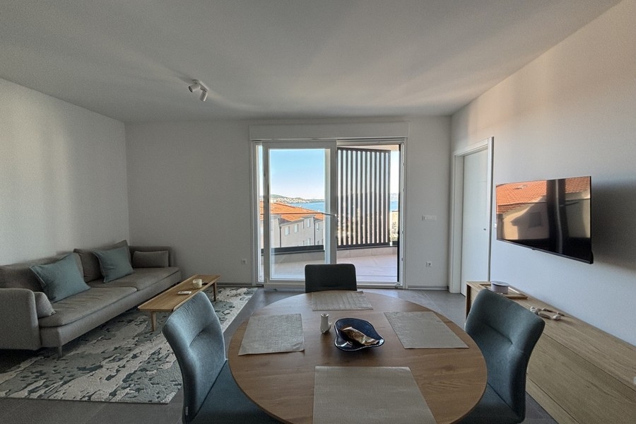 Wohnzimmer mit Sofa und Zugang zum Balkon in Trogir auf Ciovo