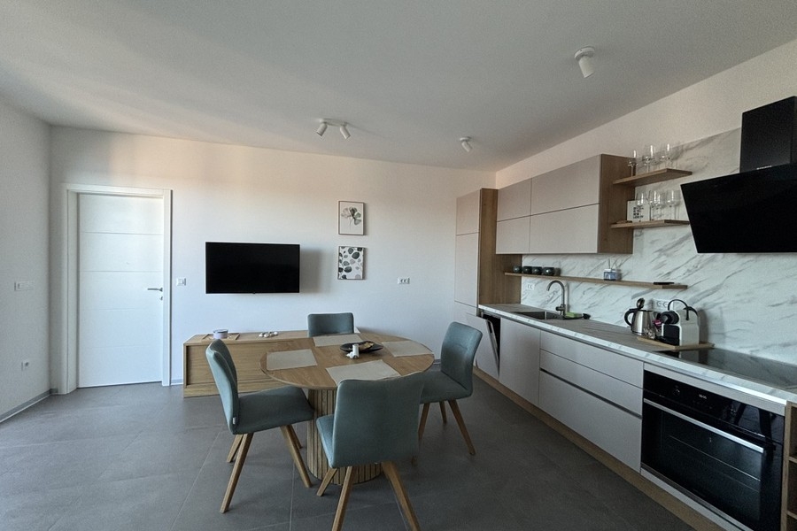 Küche mit Backofen und Essbereich im Penthouse in Trogir