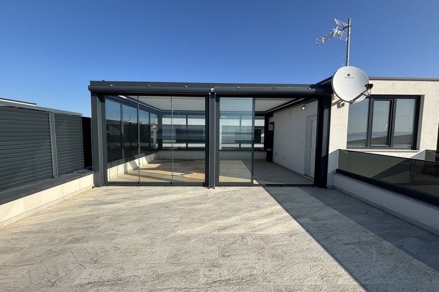 Dachterrasse mit verglaster Pergola in Okrug Gornji
