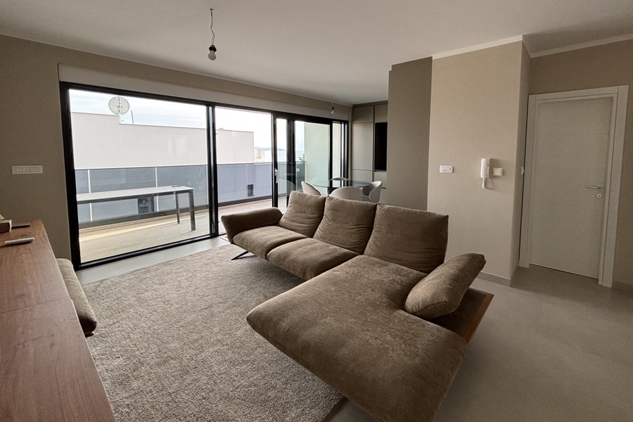 Wohnzimmer des Penthouses mit Sofalandschaft