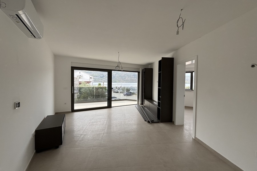 Wohnzimmer mit Zugang zum Balkon