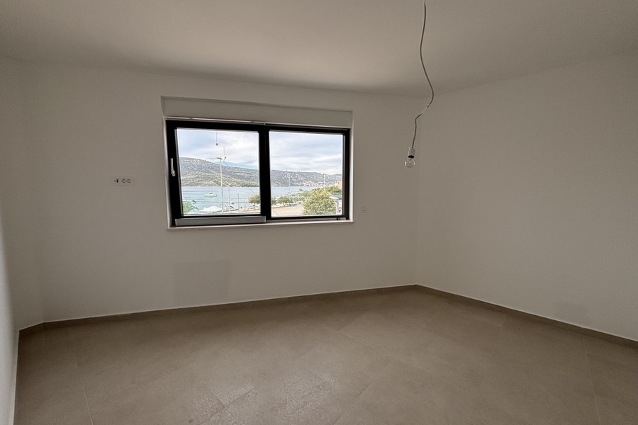 Schlafzimmer mit Fenster zum Meer