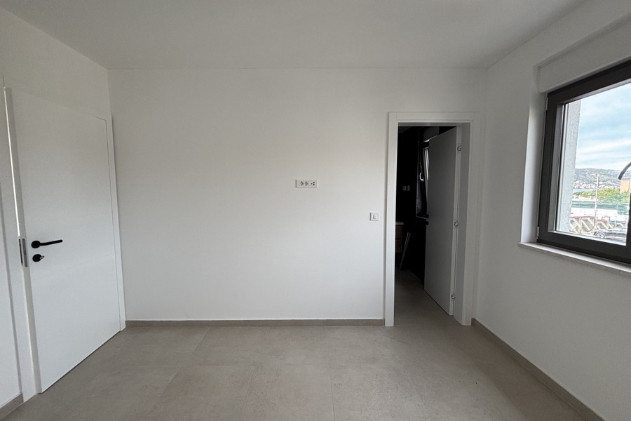 Helles zweites Schlafzimmer mit Fenster