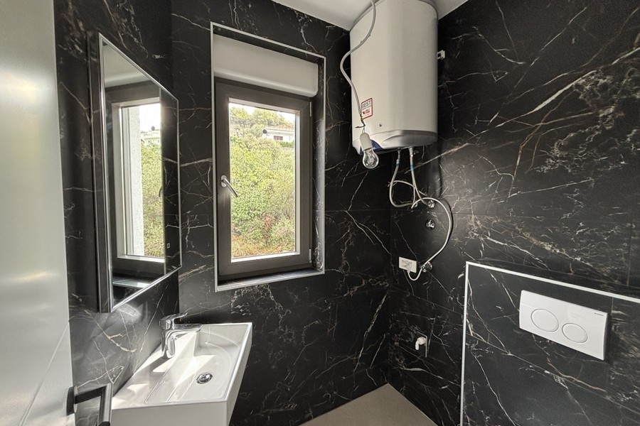 Badezimmer mit dunklen Marmorfliesen