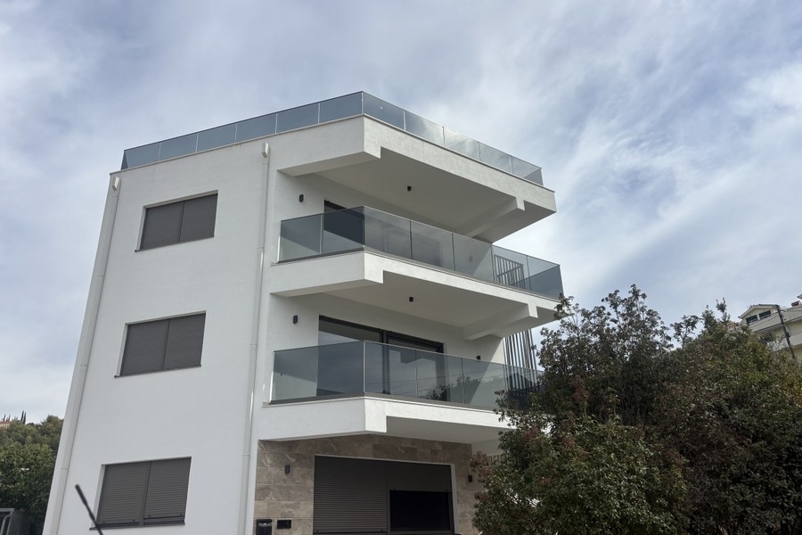 Neubau mit Balkonen in Marina, Außenansicht