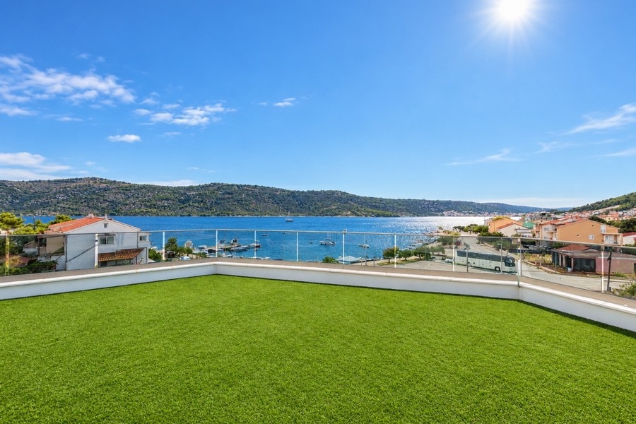 Wohnung kaufen in Kroatien - Penthouse mit Dachterrasse und Meerblick in Marina