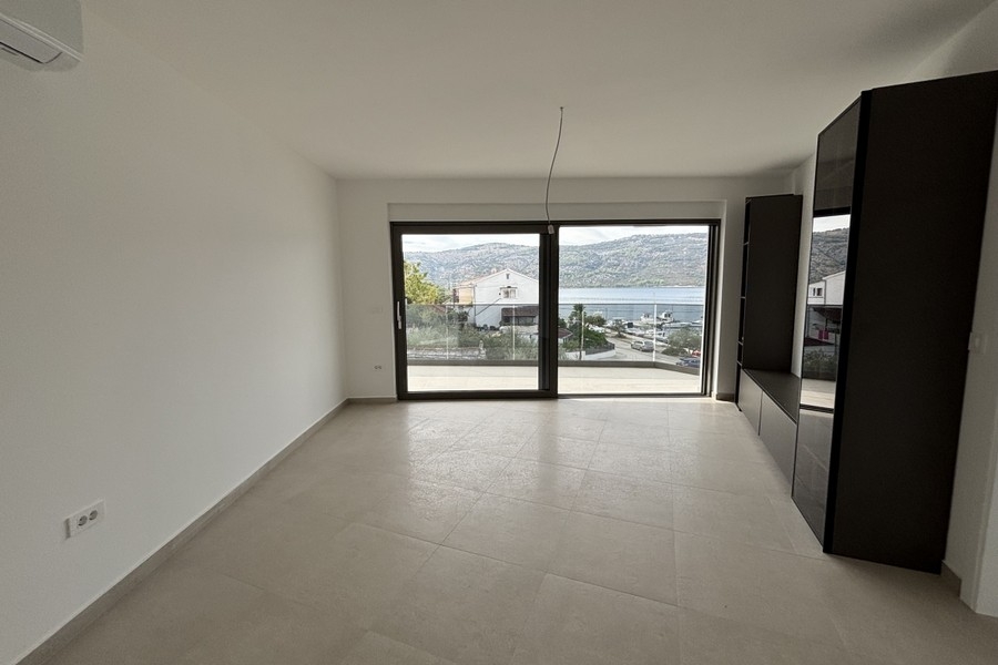 Heller Wohnbereich mit Zugang zum Balkon