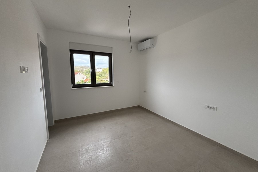 Schlafzimmer mit Klimagerät und Fenster