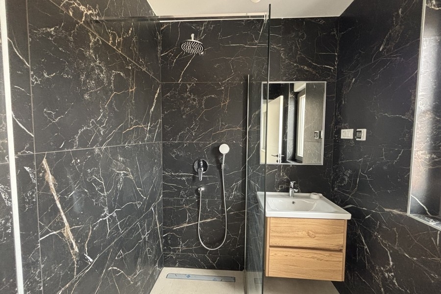 Bad mit Walk-in-Dusche und Waschtisch aus Holz