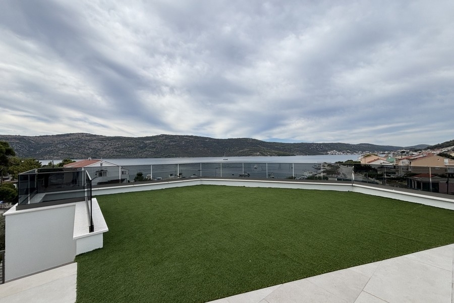 Dachterrasse mit Rasenfläche und Blick auf das Meer