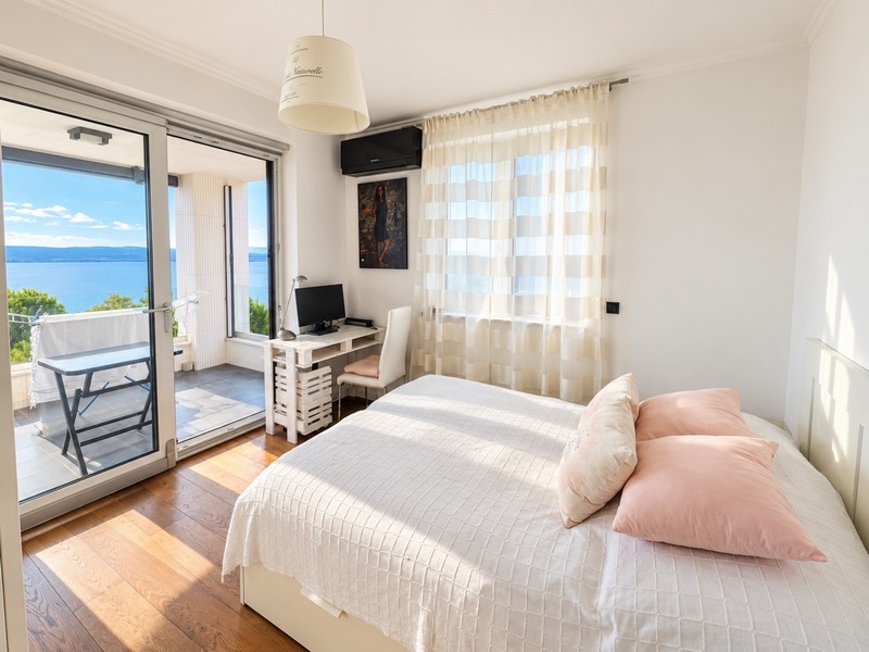 Schlafzimmer mit Zugang zur Terrasse und Meerblick