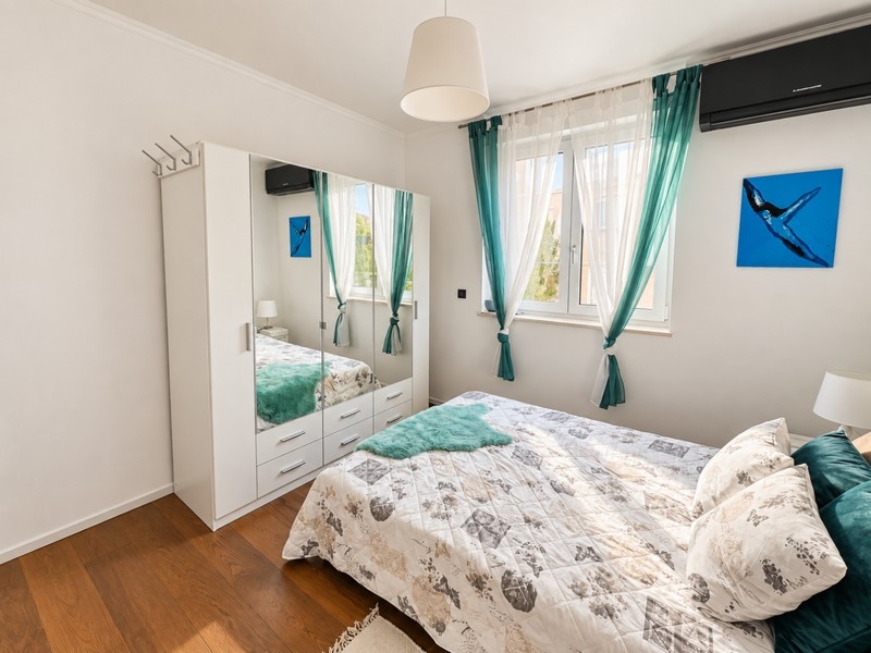 Zweites Schlafzimmer mit Kleiderschrank