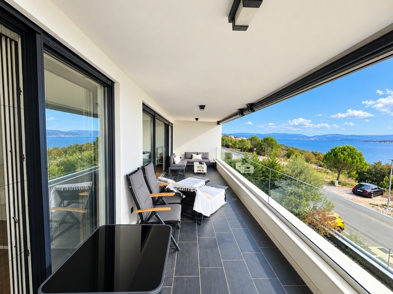 Überdachte Terrasse mit Blick auf das Meer und die Insel Krk