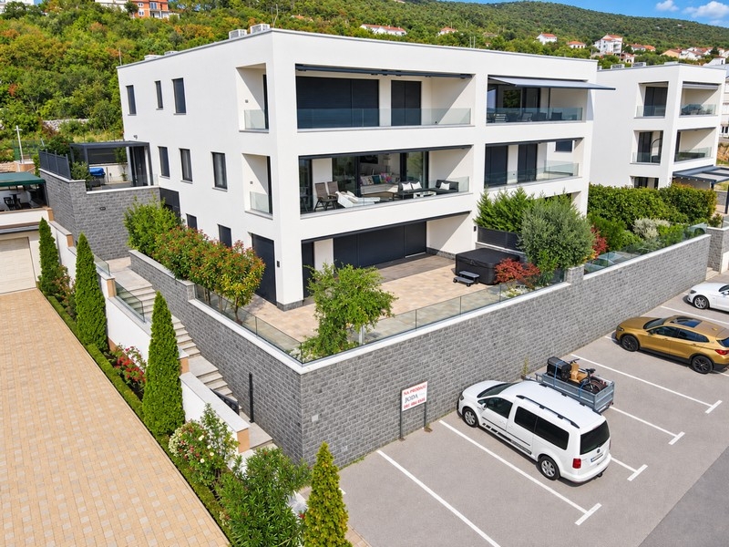 Wohnhaus mit Gartenanlage und Parkplätzen