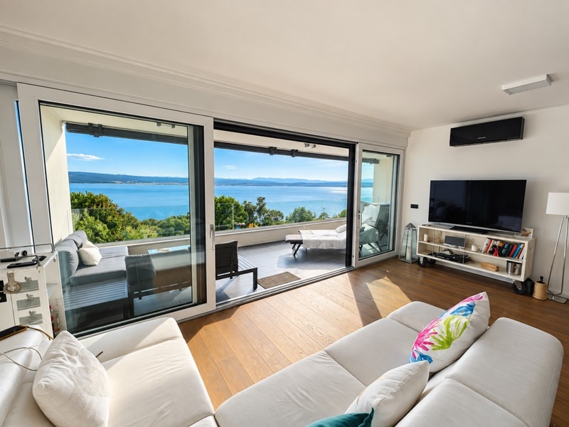 Wohnzimmer mit großer Fensterfront zum Meer