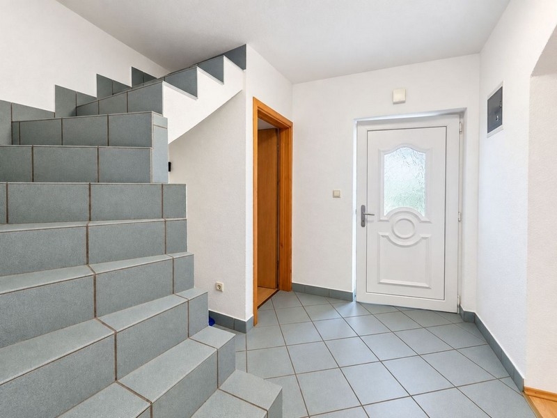 Eingangsbereich mit Treppe zum Dachboden