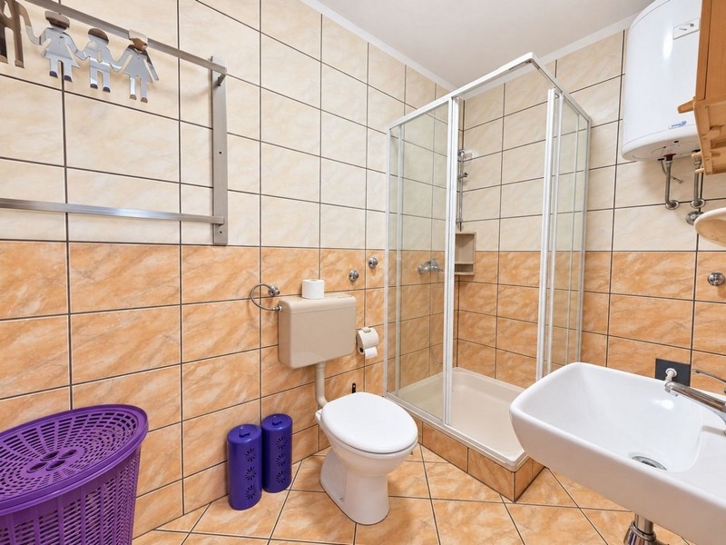 Badezimmer mit Dusche