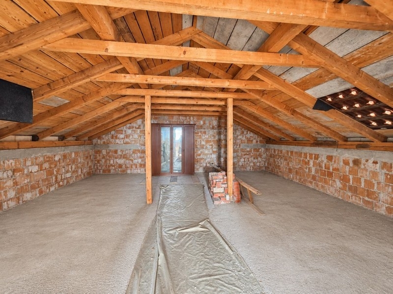 Dachboden im Rohbau mit Holzdachstuhl