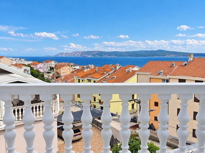 Blick über die Balustrade der Terrasse auf das Meer