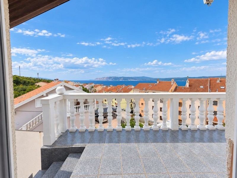 Terrasse mit Treppe und Blick auf die Insel Krk