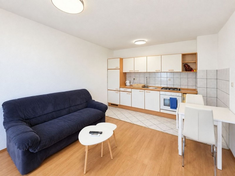 Offene Küche mit Esstisch im Wohnraum