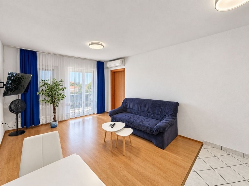 Heller Wohnbereich mit Zugang zur Terrasse