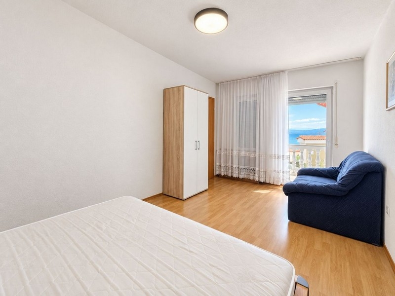 Schlafzimmer mit Kleiderschrank und Meerblick