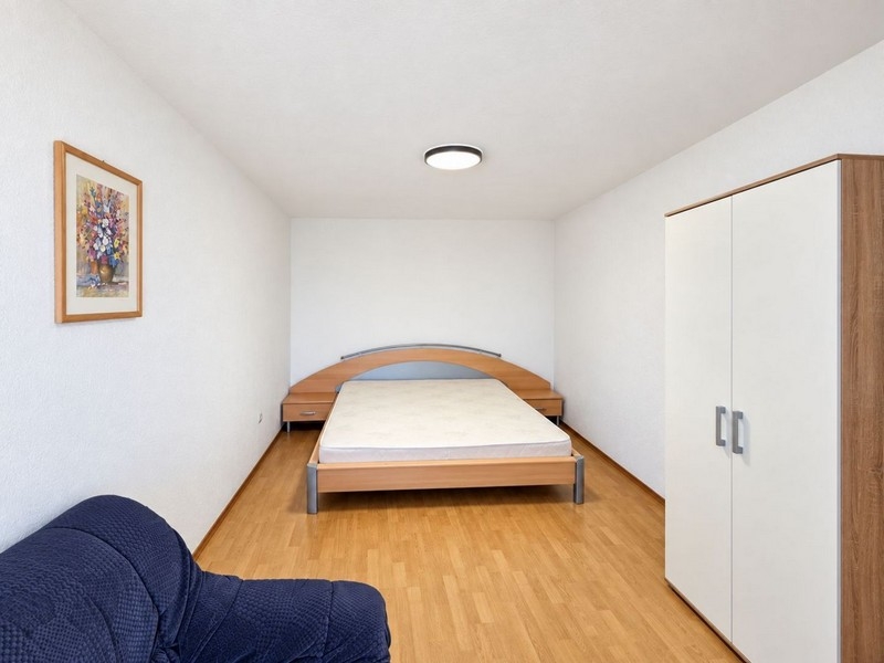 Schlafzimmer mit Doppelbett und Sessel