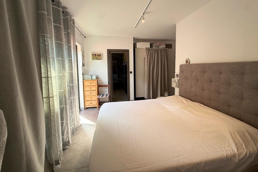 Schlafzimmer mit Doppelbett und Polsterkopfteil