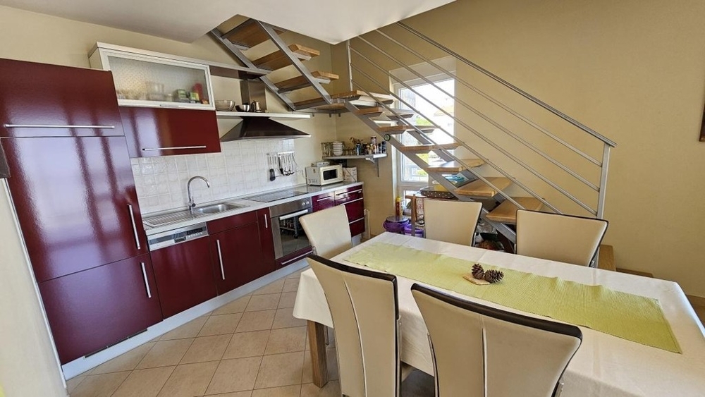 Offene Küche mit Essbereich und Treppe