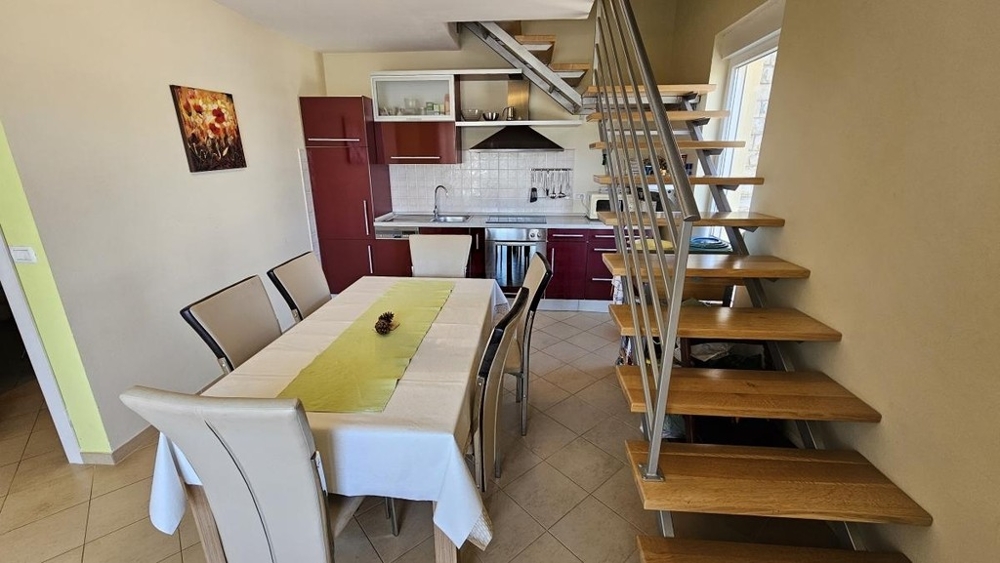 Essbereich mit Küche und Treppe ins Dachgeschoss