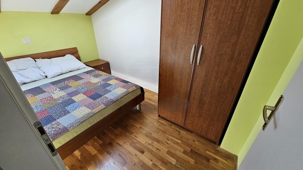 Schlafzimmer mit Doppelbett und Kleiderschrank