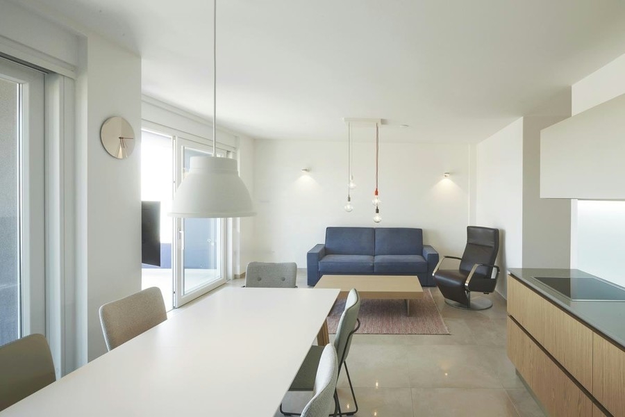 Offener Wohnraum mit Sofa und Kochinsel