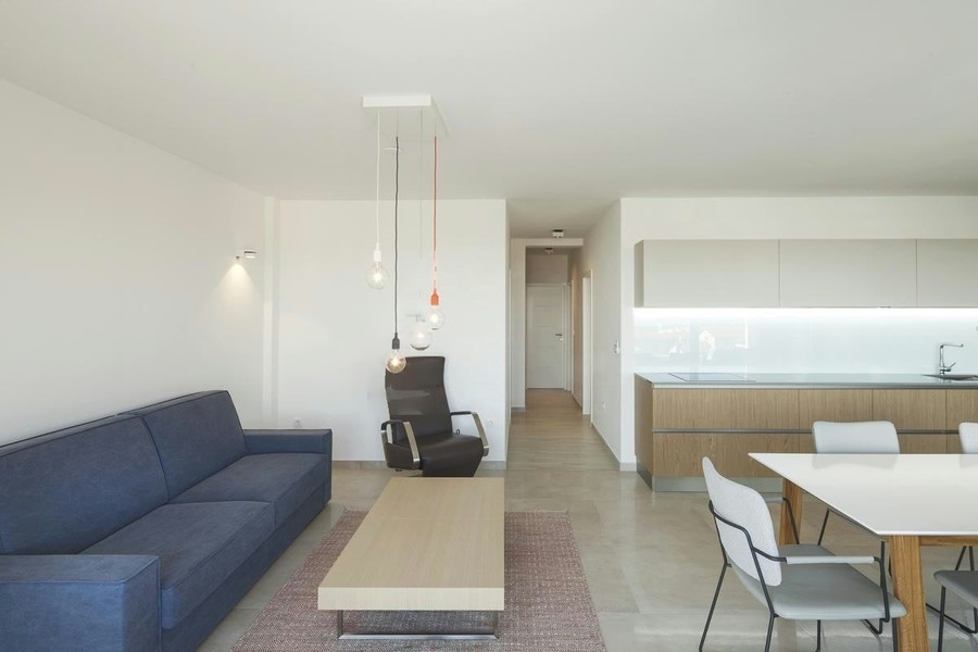 Wohnzimmer mit Sofa und Küchenzeile