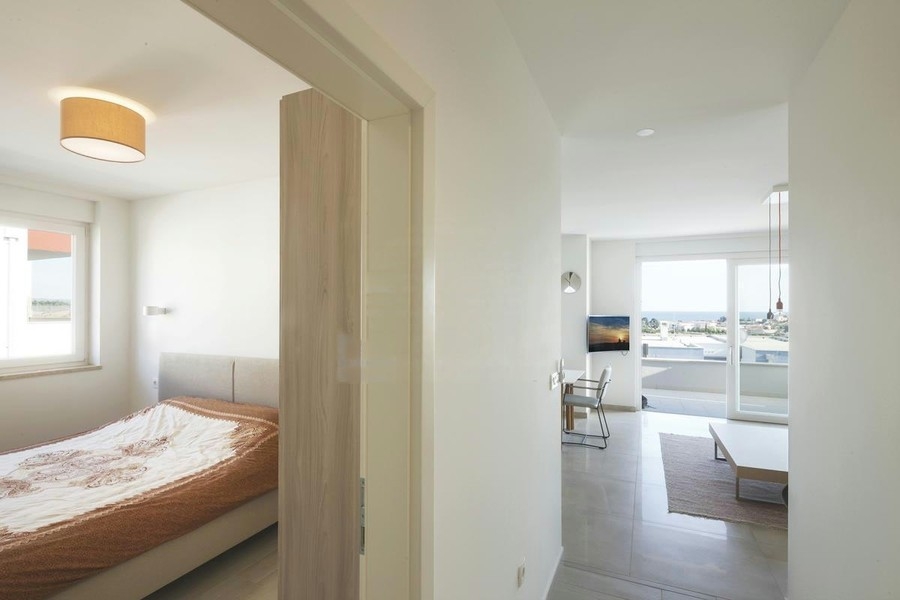 Zweites Schlafzimmer mit Blick in den Wohnraum