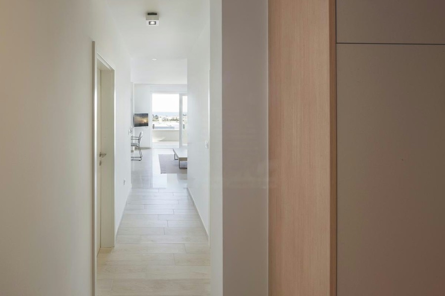 Flur mit Blick bis zum Fenster