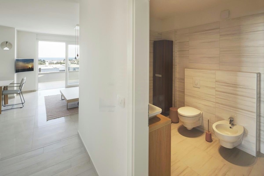 Badezimmer mit Toilette und Bidet