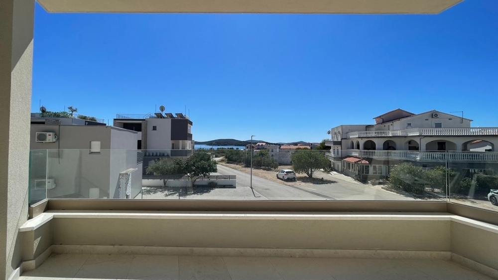 Neue Wohnung mit Terrasse und Meerblick in Tribunj