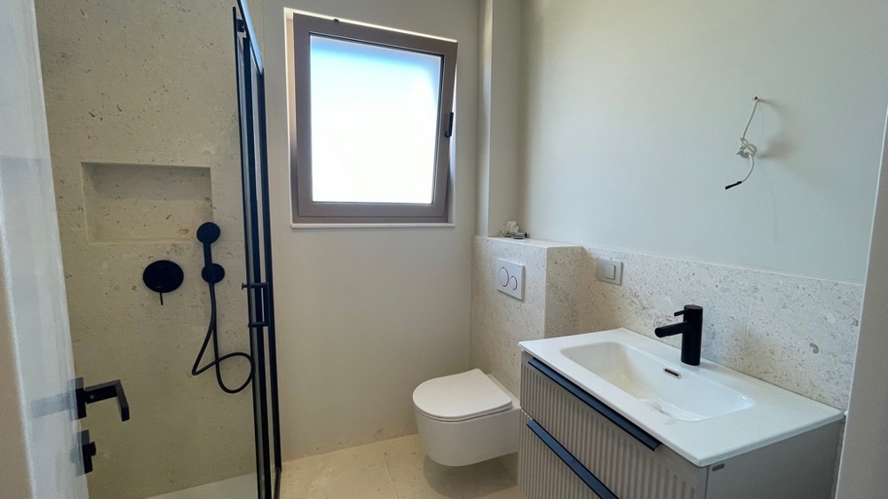 Badezimmer mit Dusche und Waschtisch