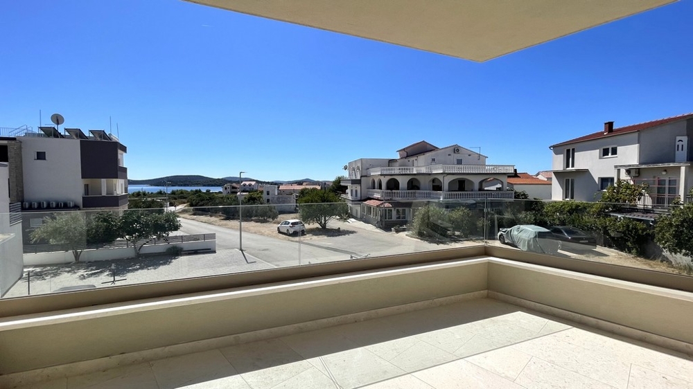 Überdachte Terrasse mit Blick über Tribunj zum Meer