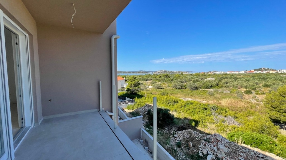 Überdachte Terrasse mit Blick ins Grüne und auf das Meer
